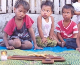 Enfants devant la Croix